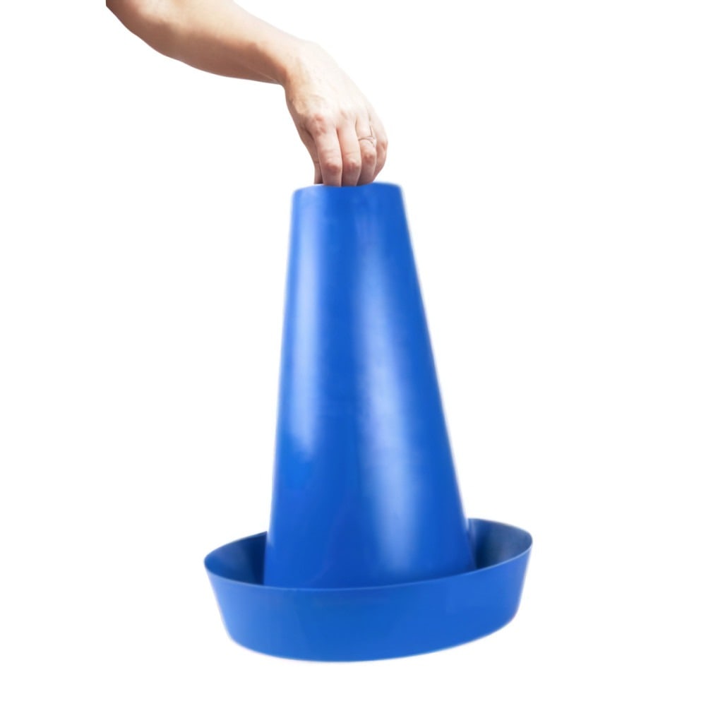 Una mano solleva PIPPI Blu tenendolo per la maniglia dentro la bocca.