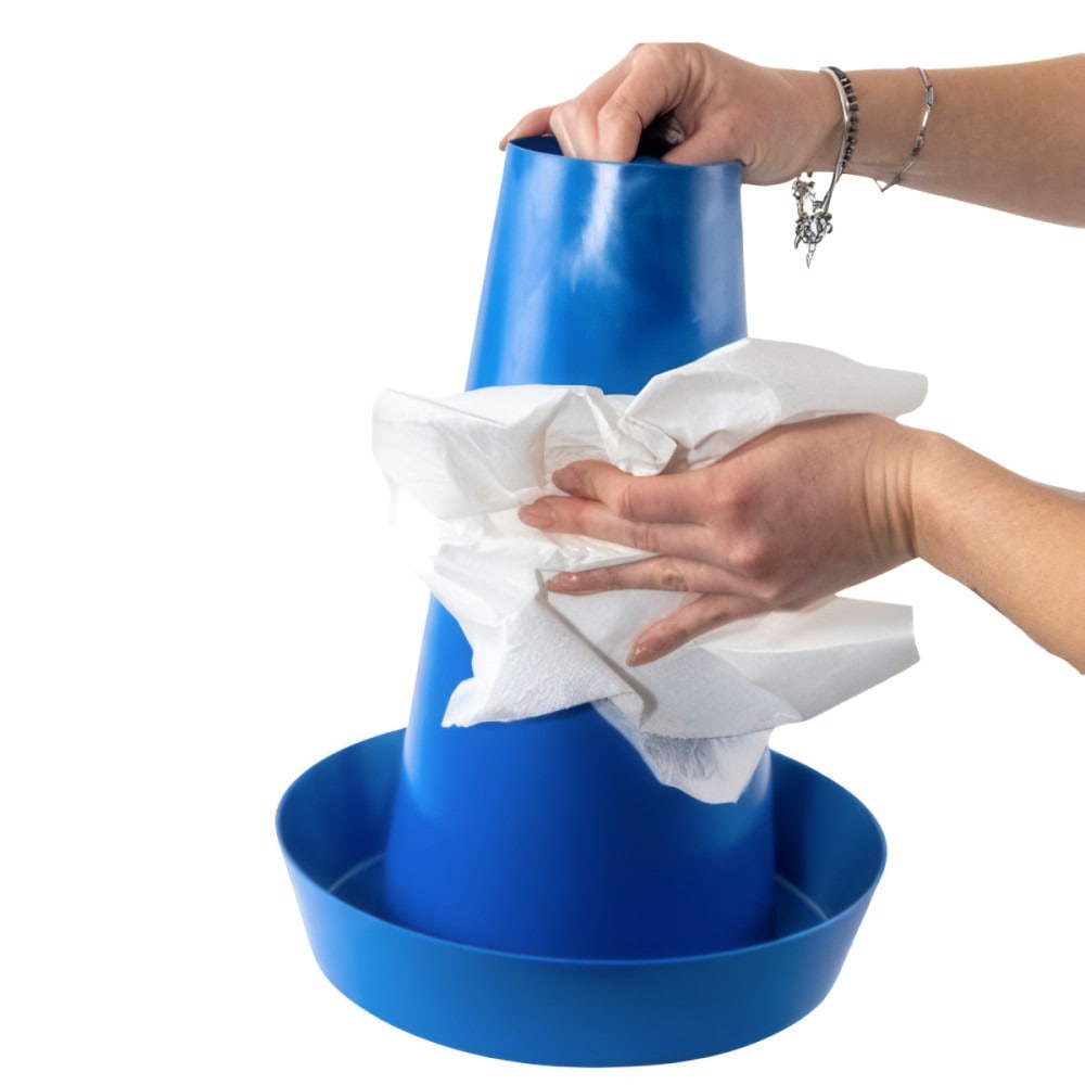 Una mano tiene PIPPI Blu dall'alto e l'altra lo asciuga con la carta assorbente.